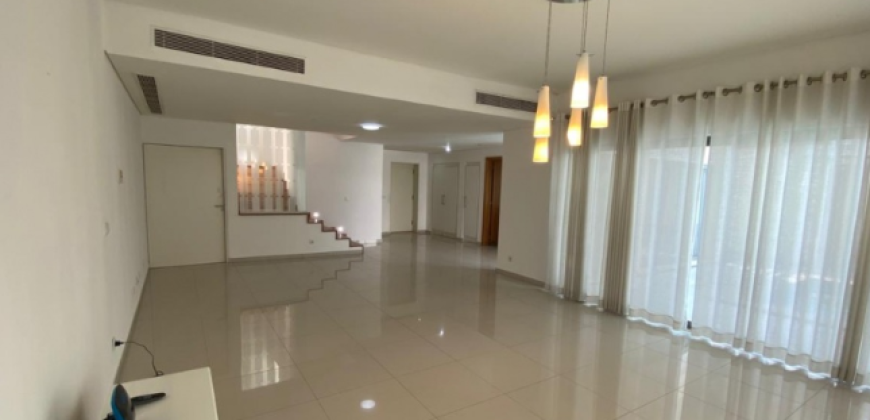 Moradia V3 duplex localizada no condomínio Dalm Residencial Talatona Arrendamento