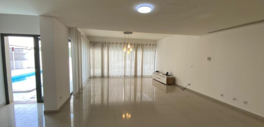Moradia V3 duplex localizada no condomínio Dalm Residencial Talatona Arrendamento