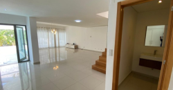 Moradia V3 duplex localizada no condomínio Dalm Residencial Talatona Arrendamento