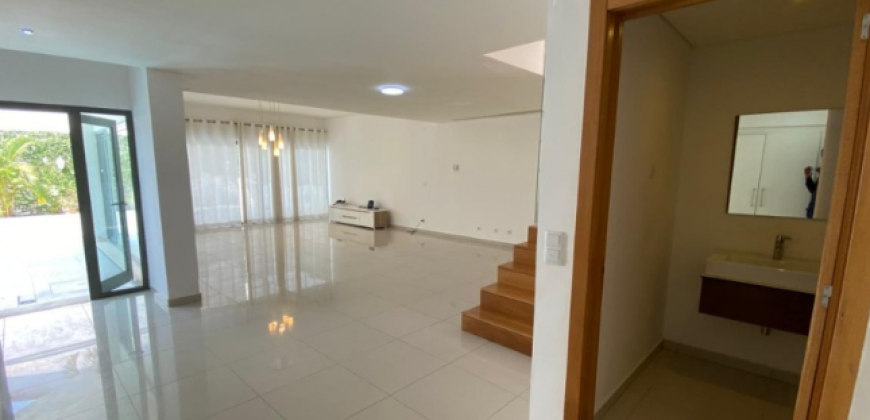 Moradia V3 duplex localizada no condomínio Dalm Residencial Talatona Arrendamento