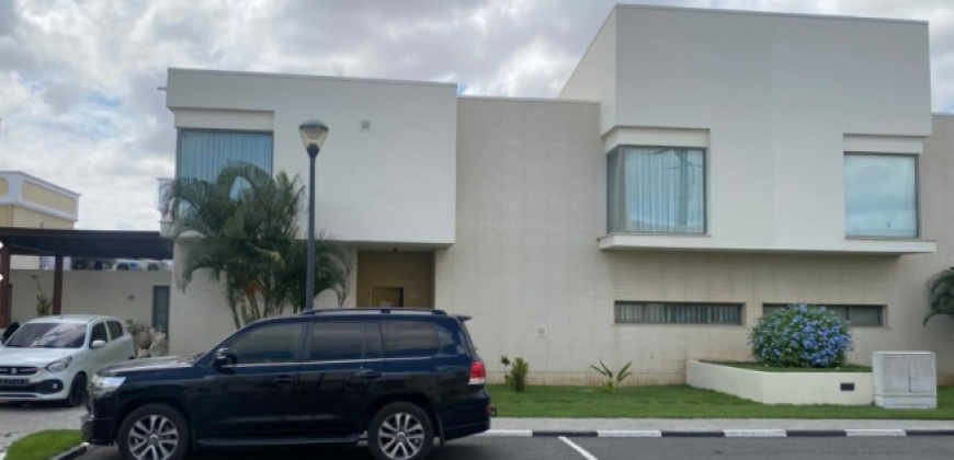Moradia V3 duplex localizada no condomínio Dalm Residencial Talatona Arrendamento