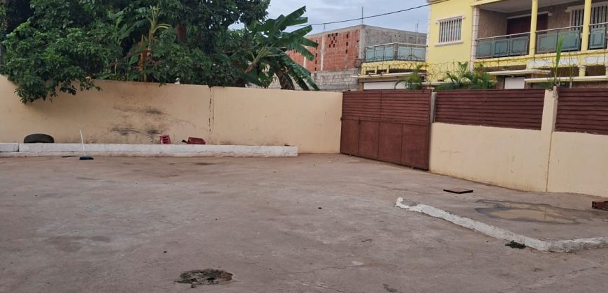 V6 localizado a 2 minutos da via principal do Camama travessa da Unitel 
